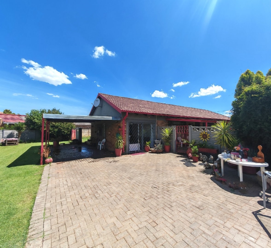 4 Bedroom Property for Sale in Pellissier Free State